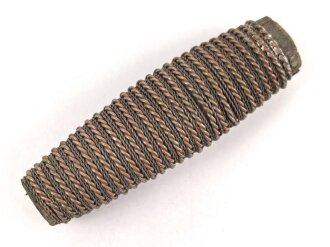 Griffstück für eine Blankwaffe, Alter und Herkunft unbekannt. Gesamthöhe 88,8mm, Stärke an den Enden aussen gemessen etwa 16,4 und 19,8mm