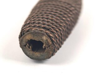 Griffstück für eine Blankwaffe, Alter und Herkunft unbekannt. Gesamthöhe 88,8mm, Stärke an den Enden aussen gemessen etwa 16,4 und 19,8mm