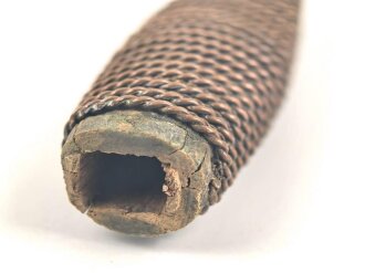 Griffstück für eine Blankwaffe, Alter und Herkunft unbekannt. Gesamthöhe 88,8mm, Stärke an den Enden aussen gemessen etwa 16,4 und 19,8mm