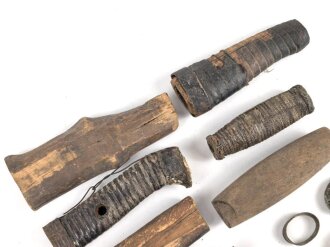 Konvolut Ersatzteile für Blankwaffen, Alter und Herkunft unbekannt.