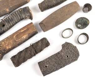 Konvolut Ersatzteile für Blankwaffen, Alter und Herkunft unbekannt.