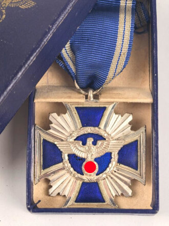 NSDAP Dienstauszeichnung in silber. Sehr guter Zustand, am Band, in Pappetui vom Hersteller M1/120 Wilhelm Deumer Lüdenscheid