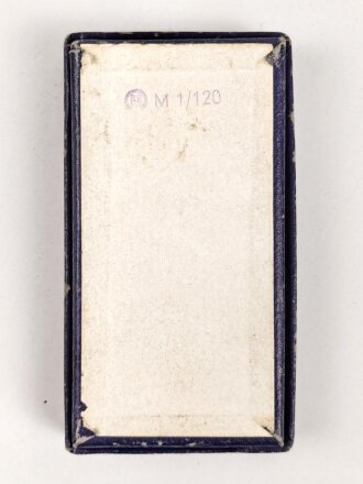 NSDAP Dienstauszeichnung in silber. Sehr guter Zustand, am Band, in Pappetui vom Hersteller M1/120 Wilhelm Deumer Lüdenscheid