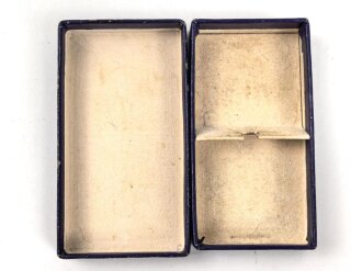 NSDAP Dienstauszeichnung in silber. Sehr guter Zustand, am Band, in Pappetui vom Hersteller M1/120 Wilhelm Deumer Lüdenscheid