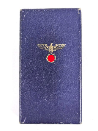 NSDAP Dienstauszeichnung in silber. Sehr guter Zustand, am Band, in Pappetui vom Hersteller M1/120 Wilhelm Deumer Lüdenscheid