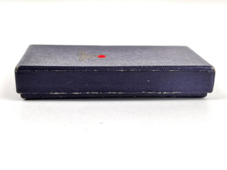 NSDAP Dienstauszeichnung in silber. Sehr guter Zustand, am Band, in Pappetui vom Hersteller M1/120 Wilhelm Deumer Lüdenscheid