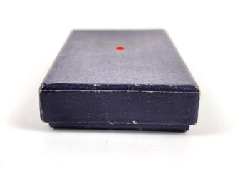 NSDAP Dienstauszeichnung in silber. Sehr guter Zustand, am Band, in Pappetui vom Hersteller M1/120 Wilhelm Deumer Lüdenscheid