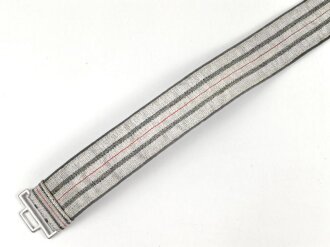 Luftwaffe, Paradefeldbinde für Offiziere. Das Schloss nur aufgeschoben, die Dorne fehlen, diverse kleine Mottenlöcher im Unterfutter, sonst guter Zustand, Gesamtlänge 101cm