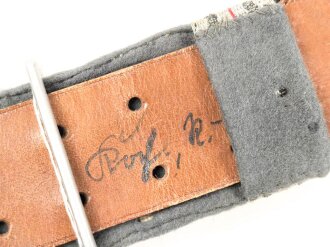 Luftwaffe, Paradefeldbinde für Offiziere. Das Schloss nur aufgeschoben, die Dorne fehlen, diverse kleine Mottenlöcher im Unterfutter, sonst guter Zustand, Gesamtlänge 101cm