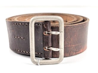 Zweidornkoppel für Offiziere von Parteiverbänden. Dunkelbraunes Leder, Höhe 43mm, RZM Stempel in Leder und Schliesse, Gesamtlänge 112cm