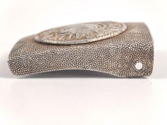 Koppelschloss für Angehörige des Heeres, Aluminium mit aufgeklammertem Emblem. Defekt, entnazifiziert