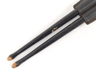 Paar Trommelstöcke in Koppeltasche, höchstwahrscheinlich aus der Zeit des 2. Weltkrieg