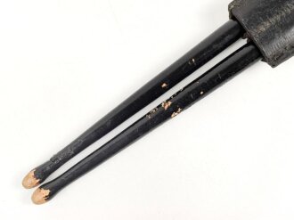 Paar Trommelstöcke in Koppeltasche, höchstwahrscheinlich aus der Zeit des 2. Weltkrieg