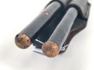 Paar Trommelstöcke in Koppeltasche, höchstwahrscheinlich aus der Zeit des 2. Weltkrieg