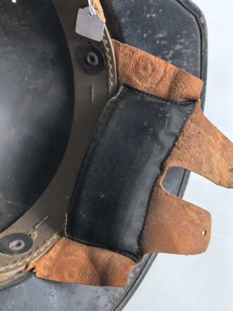 Stahlhelm Luftschutz , Originallack und Abzeichen, Innenfutter defekt