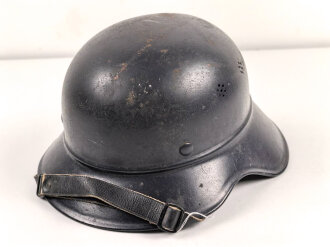 Stahlhelm Luftschutz , Originallack. Abzeichen und Beschriftung im Nacken sauber entfernt.