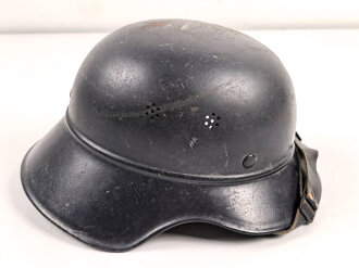 Stahlhelm Luftschutz , Originallack. Abzeichen und Beschriftung im Nacken sauber entfernt.