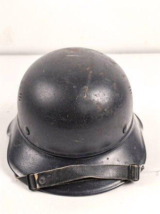 Stahlhelm Luftschutz , Originallack. Abzeichen und Beschriftung im Nacken sauber entfernt.