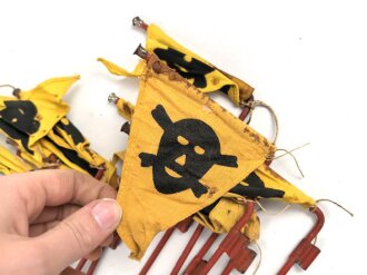 Satz Gaswarnfähnchen Wehrmacht. 15 Fähnchen in Hülle aus Ersatzmaterial , ungereinigt