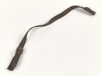 Stahlhelm Kinnriemen Wehrmacht, neuzeitliche Fertigung. Angetrocknet, ungereinigt