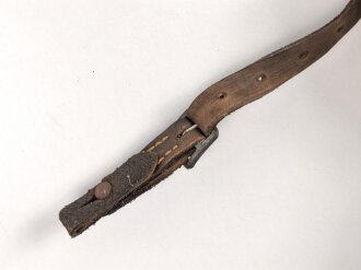 Stahlhelm Kinnriemen Wehrmacht, neuzeitliche Fertigung. Angetrocknet, ungereinigt