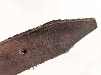 Stahlhelm Kinnriemen Wehrmacht, neuzeitliche Fertigung. Angetrocknet, ungereinigt