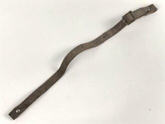 Stahlhelm Kinnriemen Wehrmacht, neuzeitliche Fertigung. Angetrocknet, ungereinigt