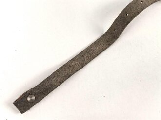 Stahlhelm Kinnriemen Wehrmacht, neuzeitliche Fertigung. Angetrocknet, ungereinigt