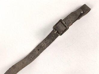 Stahlhelm Kinnriemen Wehrmacht, neuzeitliche Fertigung. Angetrocknet, ungereinigt