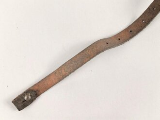 Stahlhelm Kinnriemen Wehrmacht, neuzeitliche Fertigung. Angetrocknet, ungereinigt