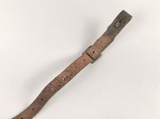 Stahlhelm Kinnriemen Wehrmacht, neuzeitliche Fertigung. Angetrocknet, ungereinigt