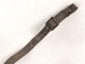 Stahlhelm Kinnriemen Wehrmacht, neuzeitliche Fertigung. Angetrocknet, ungereinigt