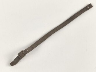 Stahlhelm Kinnriemen Wehrmacht, neuzeitliche Fertigung. Angetrocknet, ungereinigt