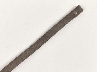 Stahlhelm Kinnriemen Wehrmacht, neuzeitliche Fertigung. Angetrocknet, ungereinigt