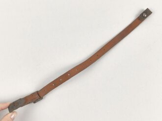 Stahlhelm Kinnriemen Wehrmacht, neuzeitliche Fertigung. Angetrocknet, ungereinigt