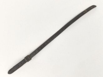 Stahlhelm Kinnriemen Wehrmacht, neuzeitliche Fertigung. Angetrocknet, ungereinigt