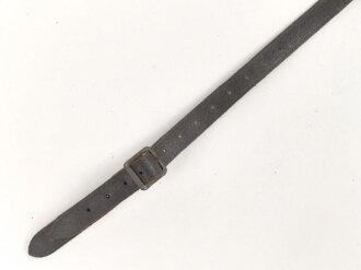 Stahlhelm Kinnriemen Wehrmacht, neuzeitliche Fertigung. Angetrocknet, ungereinigt
