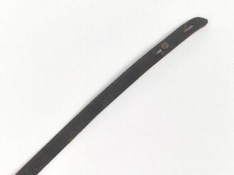 Stahlhelm Kinnriemen Wehrmacht, neuzeitliche Fertigung. Angetrocknet, ungereinigt