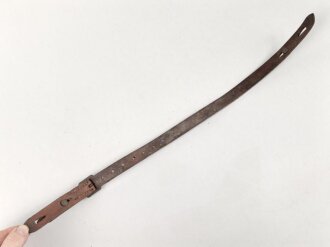 Stahlhelm Kinnriemen Wehrmacht, neuzeitliche Fertigung. Angetrocknet, ungereinigt