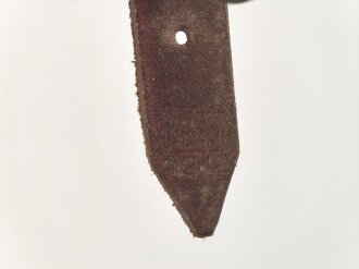 Stahlhelm Kinnriemen Wehrmacht, neuzeitliche Fertigung. Angetrocknet, ungereinigt