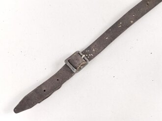 Stahlhelm Kinnriemen Wehrmacht, neuzeitliche Fertigung. Angetrocknet, ungereinigt
