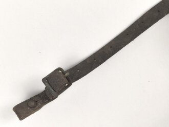 Stahlhelm Kinnriemen Wehrmacht, neuzeitliche Fertigung. Ausgetrocknet, ungereinigt