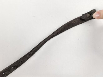 Stahlhelm Kinnriemen Wehrmacht, neuzeitliche Fertigung. Ausgetrocknet, ungereinigt