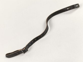 Stahlhelm Kinnriemen Wehrmacht, neuzeitliche Fertigung. Angetrocknet, ungereinigt