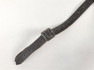Stahlhelm Kinnriemen Wehrmacht, neuzeitliche Fertigung. Angetrocknet, ungereinigt
