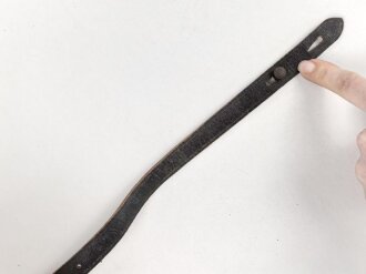 Stahlhelm Kinnriemen Wehrmacht, neuzeitliche Fertigung. Angetrocknet, ungereinigt