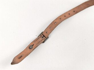 Stahlhelm Kinnriemen Wehrmacht, neuzeitliche Fertigung. Angetrocknet, ungereinigt