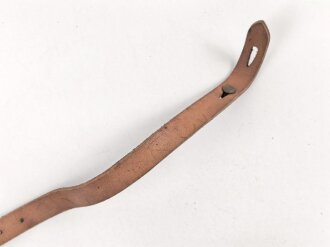 Stahlhelm Kinnriemen Wehrmacht, neuzeitliche Fertigung. Angetrocknet, ungereinigt