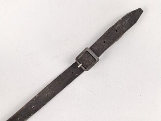 Stahlhelm Kinnriemen Wehrmacht, neuzeitliche Fertigung. Angetrocknet, ungereinigt