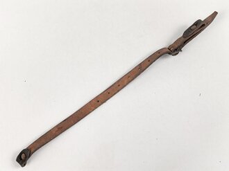 Stahlhelm Kinnriemen Wehrmacht, neuzeitliche Fertigung. Angetrocknet, ungereinigt